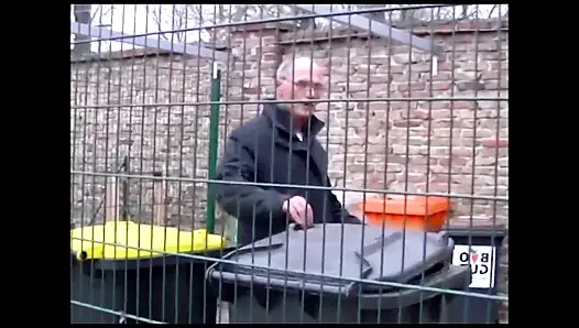 Aniden o ortaya çıkıyor, 70 yaşında bir beyefendi