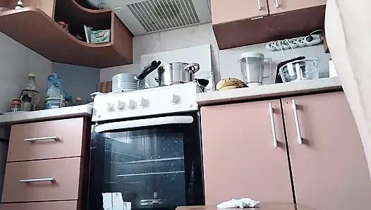Горячая Жена Готовит Обнаженную Еду На Кухне. Жена С Волосатой Киской, Большими Сиськами, Большой Задницей В Любительском Видео.