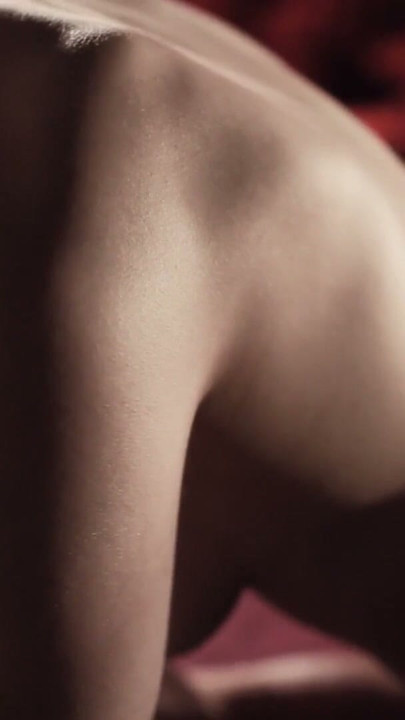 Lesbiske knepper hinanden med strap-on dildo efter at have gjort | Klip 3