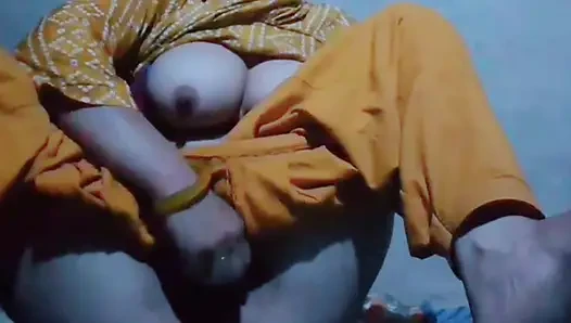 Gadis desa bisa berhubungan seks dengan semua orang yang dia inginkan.