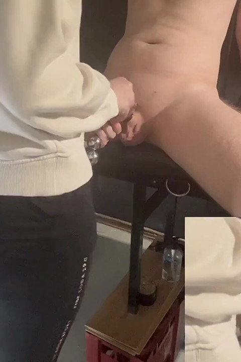Kısıtlandıktan sonra bekaret kemeri içinde kilitli kaldıktan sonra elle muamele bekliyor
