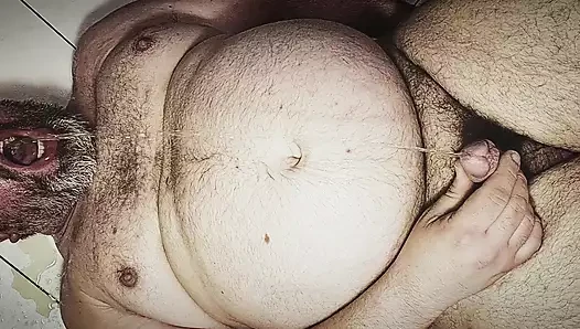 Austrian porn video – Chubby bear pissing in his own mouth