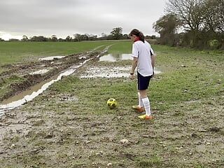 泥泞的足球练习