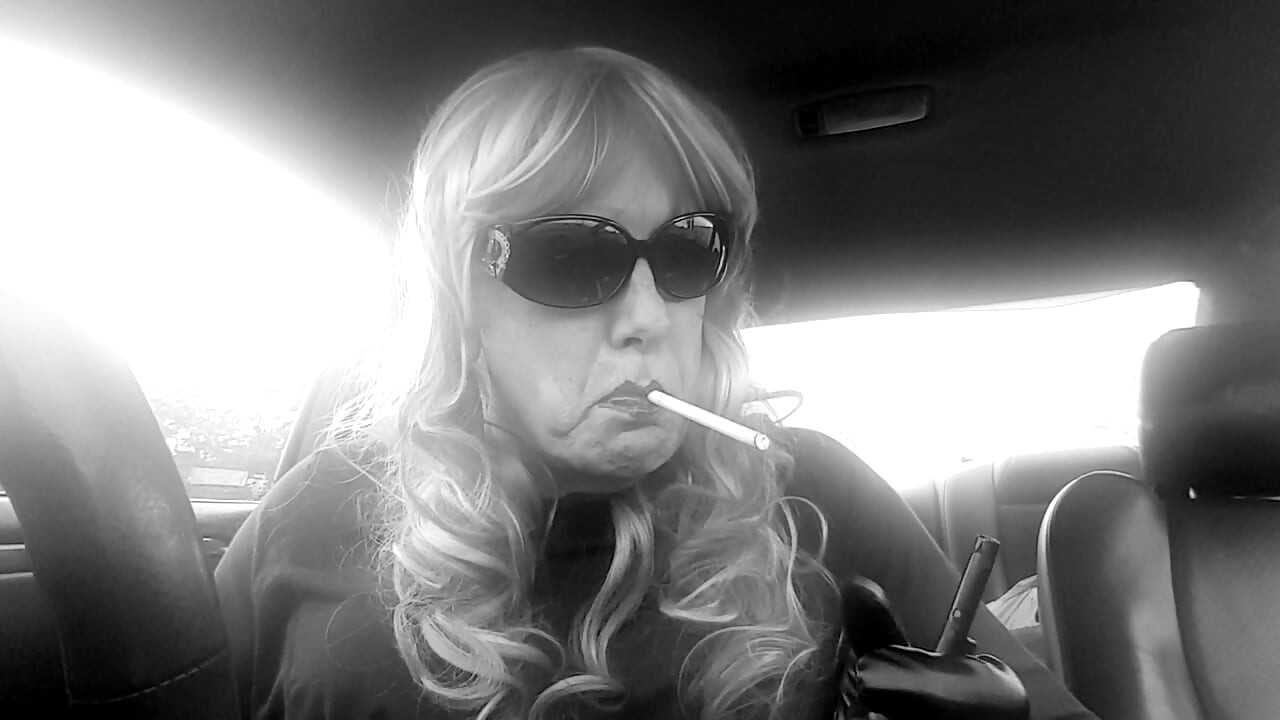 Matură TG CD Rainbow Wig piele mănuși de fumat VS120s ca o pro în mașina ei