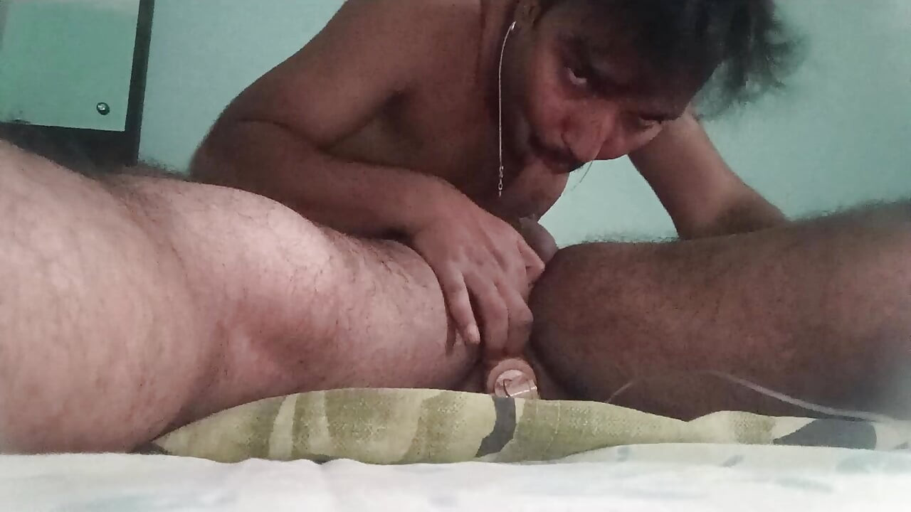 Un oncle indien policier desi baise avec son oncle voisin et son oncle officier de l’armée