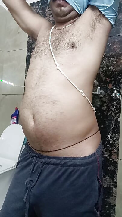 이웃과 샤워하는 인도 인도 남자