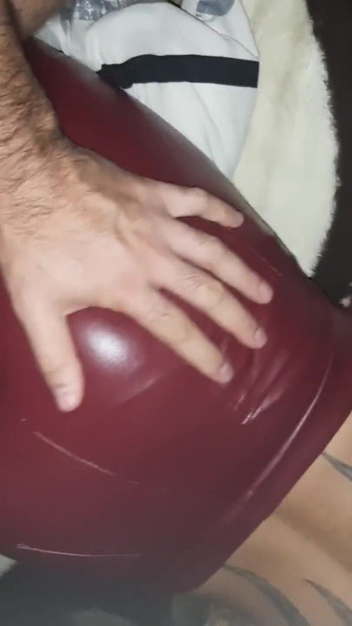 Le cul de ma copine dans un pantalon en cuir rouge taquine ma bite