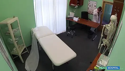 Fake Hospital - брюнетка Penelope Cash превращает рутинный визит больницы в вуайерист, лесбийскую сессию лизания киски в униформе