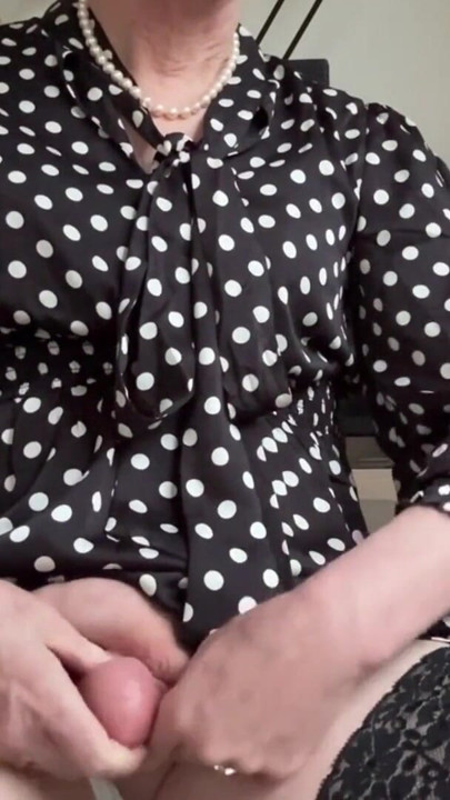 Secretara vine în rochie polka-dot | Clipul 1