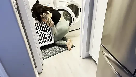 Oda arkadaşı kurutucuya sıkıştı