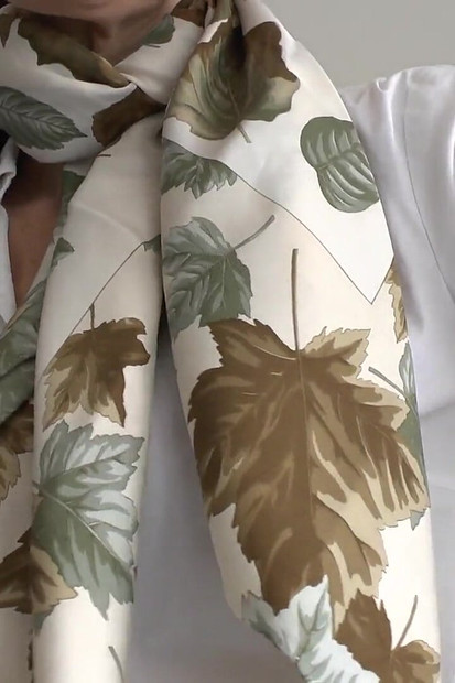 Silk scarf फैशन शो, हिलाने के निर्देश, Lady Victoria valente