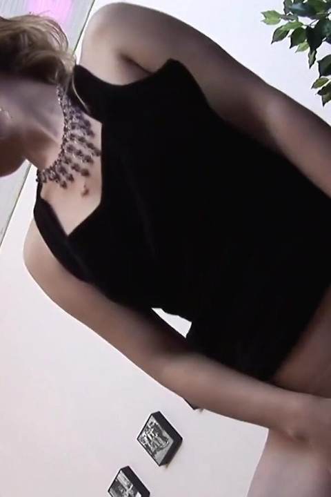 Üç muhteşem sarışın iki deneyimli adam tarafından sert çifte sikiliyor