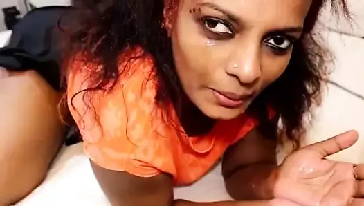 Шлюховатая индийская жена пьет сперму