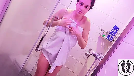 ПОЛНАЯ СЦЕНА В ДУШЕ, СМАЗАННАЯ МАСЛОМ ТЕЛО, ФЕТИШ, МОЛОКО, НАЛИВАЕТ МЕНЯ