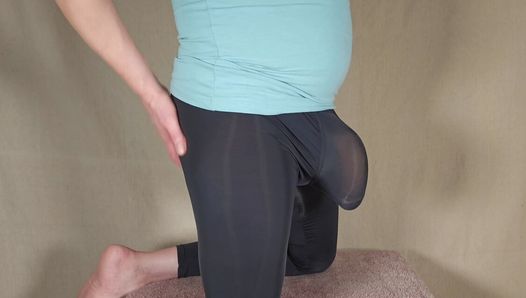 BWC - massive beule passt kaum in seine spandex-leggings