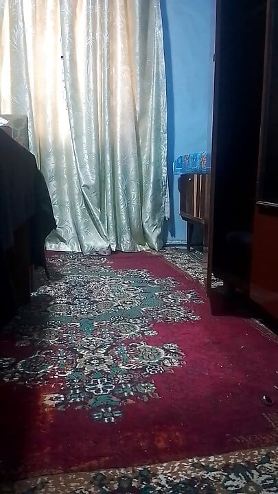 Гей парень собирается на работу