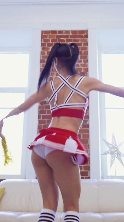 Drużyna futbolowa przeleciała cheerleaderkę