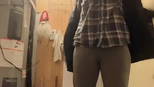 Hana принимает чашку воды, чистит ее киску в ванной