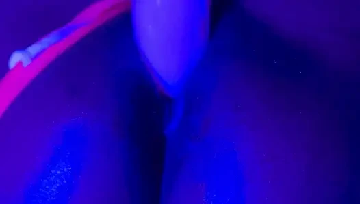 Ebenholzgöttin leckt: Neon-tanga &dildo-squirting