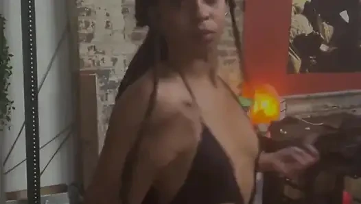 Boleh nggak ngasih tau kalau aku ngentot memekku sebelum video ini!?