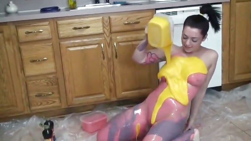 Genç esmer fahişe seksi vücudunun her yerine yemek renklendiriyor