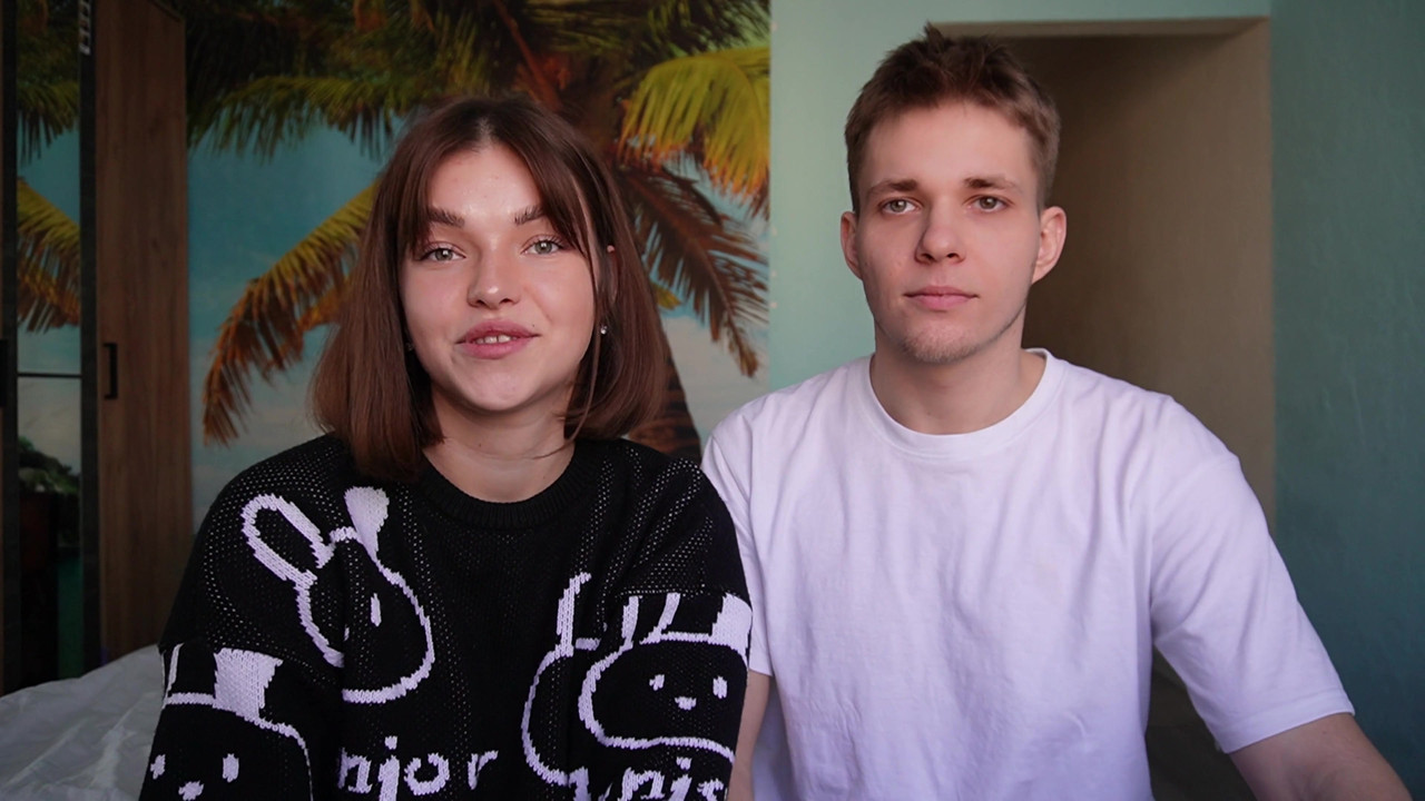 流行的在线游戏在视频博客期间变成继兄弟和继妹之间的性爱