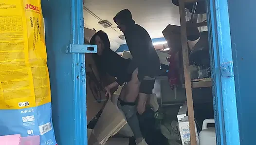 Работник склада жестко трахнул менеджера прямо там на ящиках и поставила ее на место