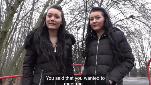 Публичный агент, настоящих близняшек, остановленных на улице