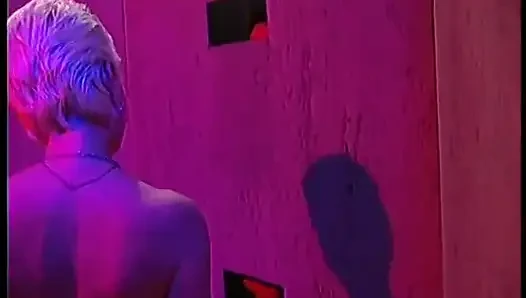Harika sarışın sürtük gizli odada birkaç yarak emiyor ve bir bardak sperm yutuyor
