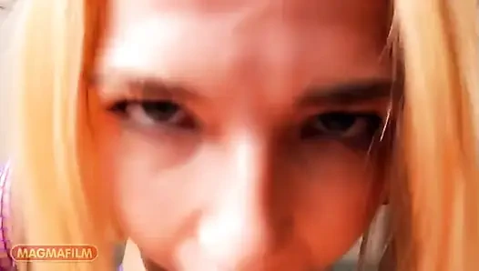 Bir Sarışının Muhteşem Kahkahası ve Vücudu