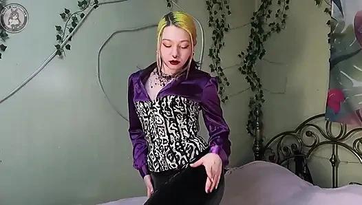 Липкие поцелуи с красной губной помадой на всей его груди