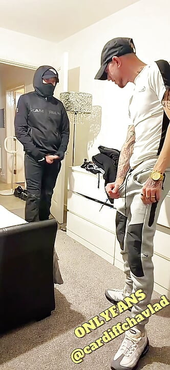 Hetero chav wordt geneukt in sportschoenen en trackies