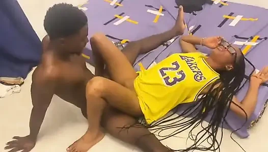 Ngentot cewek jalang lakers habis-habisan