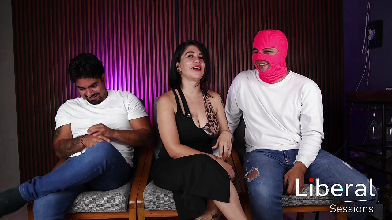 جبهة مورو ناضجة مع الثدي هائلة ، تسجل أول ثلاثي لها مع 2 غريبين.