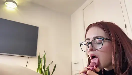 19-летняя рыжая сосет мой член и глотает мою сперму