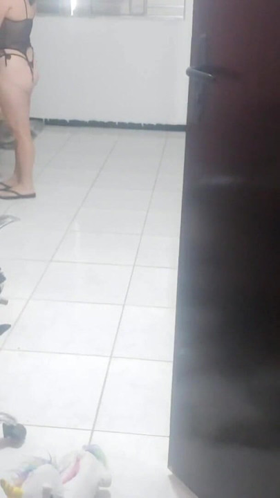 Snažan trenutak iz "Domaćica se žali tehničaru da njezin muž nije primijetio njezino novo donje rublje. Ona ga oblači"