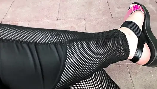 Sandal dan kaki mengkilap baruku menggoda di luar ruangan