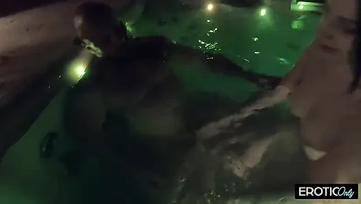 Он брызгает ей в дырочку в бассейне