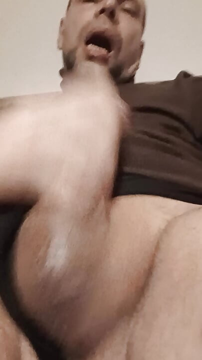 Selvsugende den store kuken min med stønn av nytelse med stor cumshot