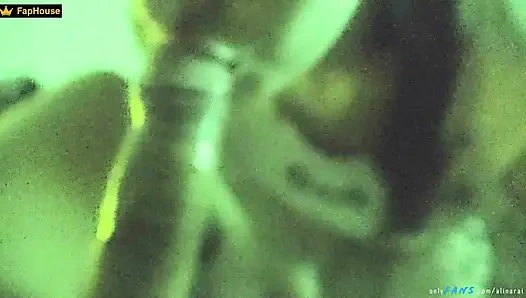 Stieftochter in ihrer ersten nacht mit ihrem stiefvater nahm seinen schwanz in den mund