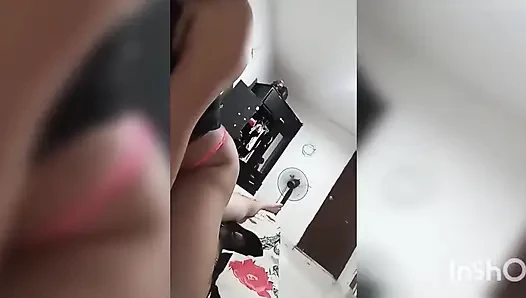 Aku menyewa pria ini untuk ngentot aku dan aku merasa dia nggak tahu cara muasin diriku sendiri