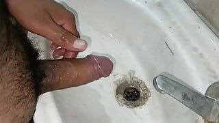 J’ai fait pipi dans le robinet de lavage des mains