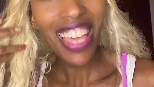 Blondine lutscht schwanz / dildo besser als andere mädchen?