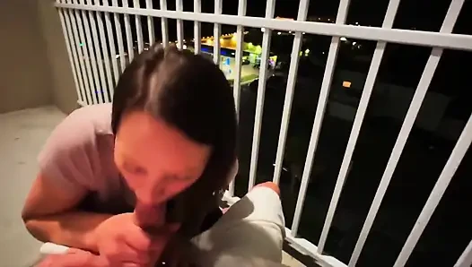 Секс на балконе отеля, пока люди проходят мимо