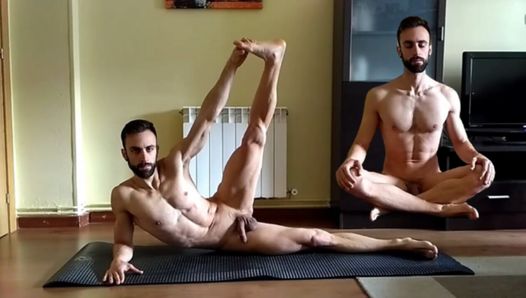 Praticando ioga completamente nua em casa