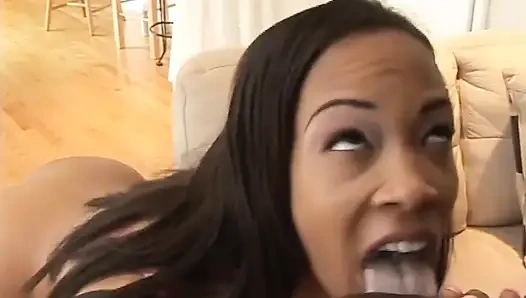 Сексуальная чернокожая крошка обожает огромный член