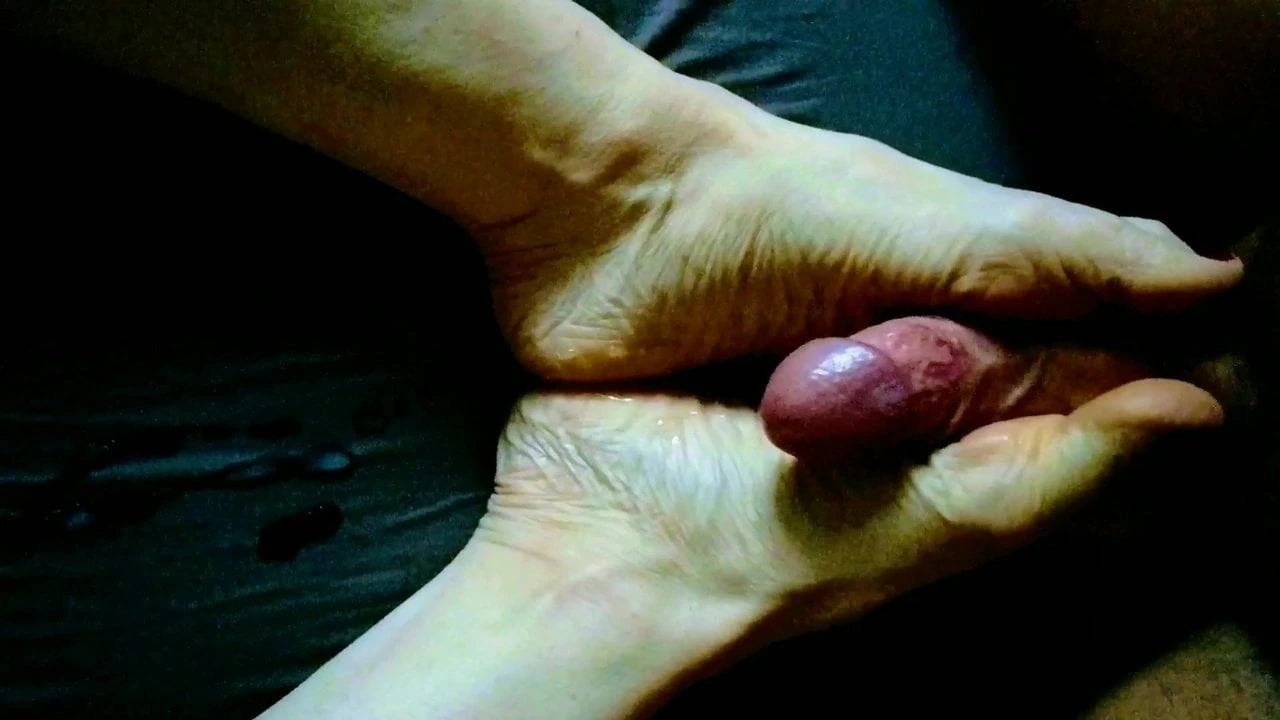 Footjob MILF pancutan mani