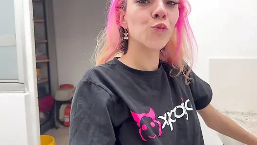 Üvey kız kardeşimi mutfakta sert sikmek için kimsenin evde olmaması gerçeğinden faydalanıyorum.