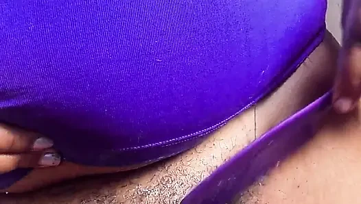 Onu sikmen için amcığımdaki kılları yıkıyorum