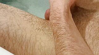Расслабься в моей ванне - мастурбация